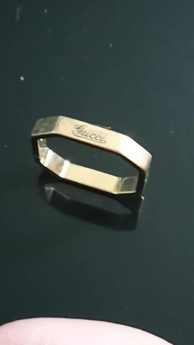 写真だとわかりづらいですが、色はゴールドです。