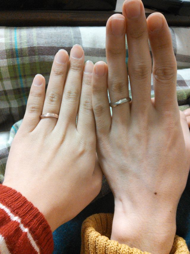 旦那さんはホワイトゴールド。私はピンクゴールドの色ちがい。