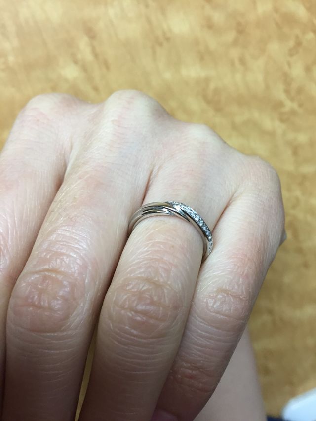 ねじりデザインのおかげで違う角度だと表情が違います