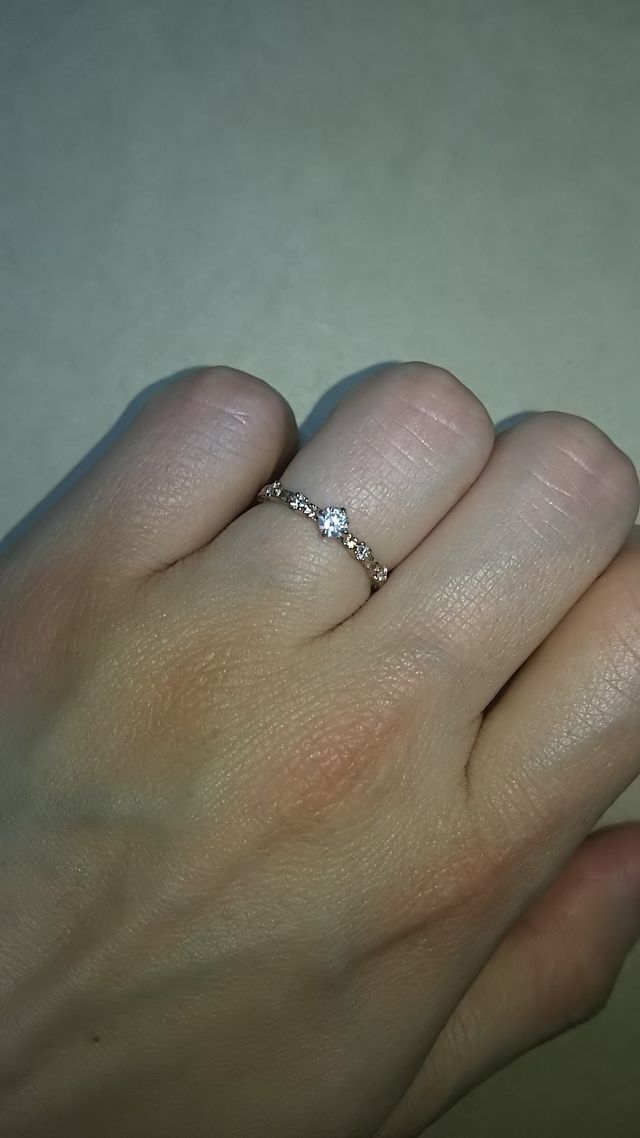 華奢なデザインです。ダイヤが小さくてもキラキラ輝きます。