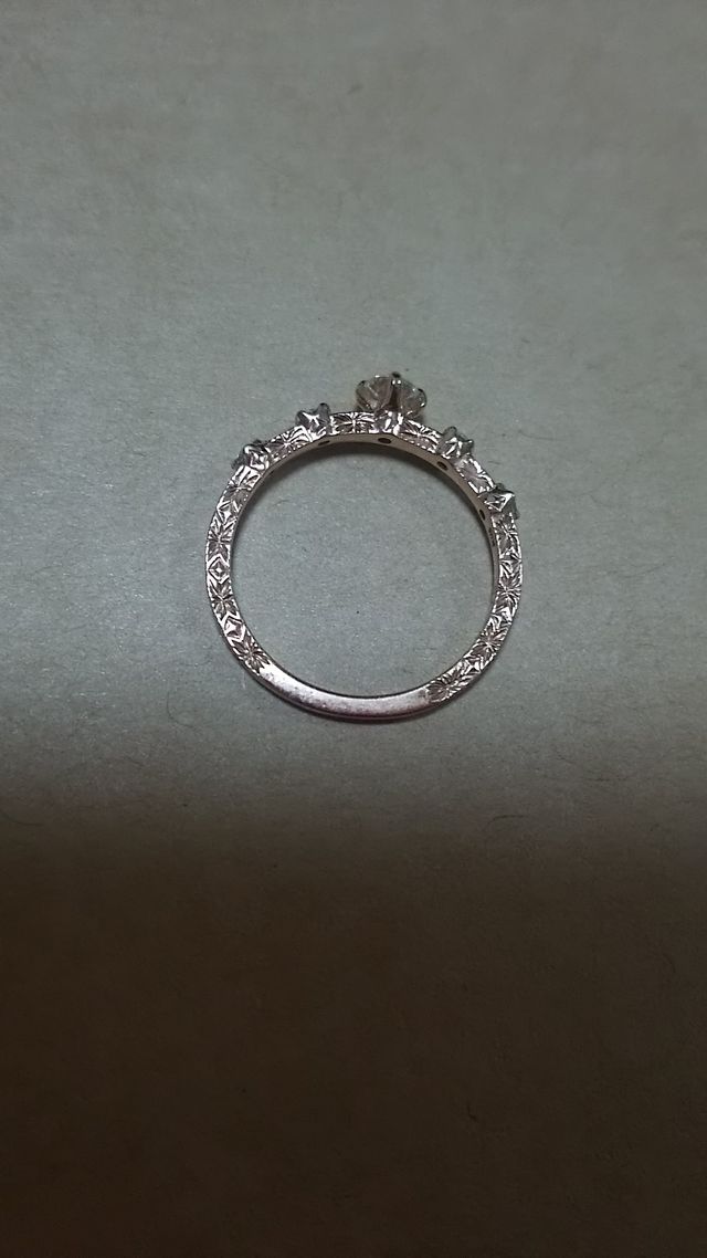 指輪の横にはデザインが彫ってあります