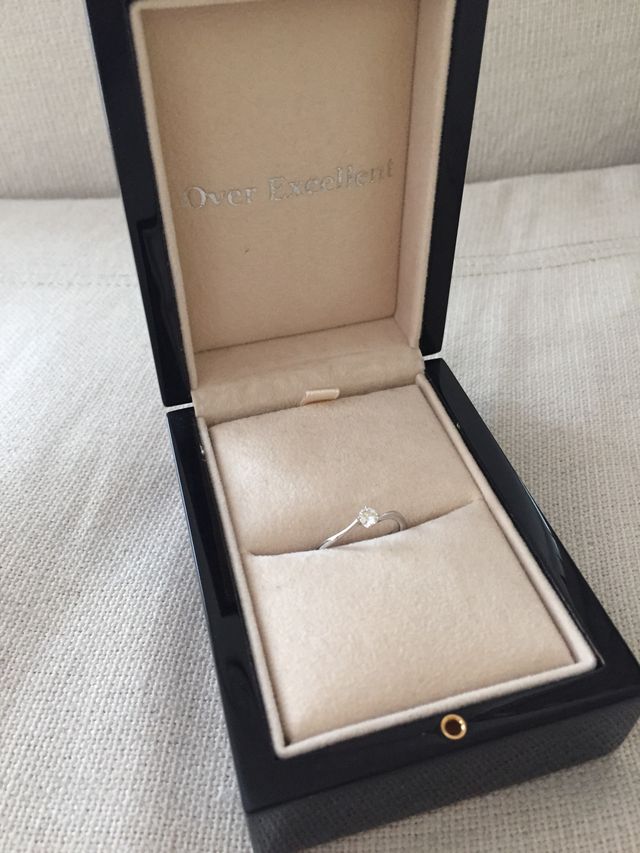 シンプルで、ダイヤの側のリングのカーブがオシャレです。