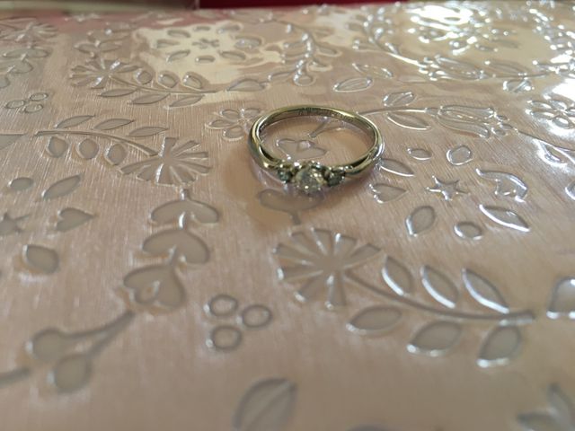 左右にブルーダイア、真ん中にダイアがあります。