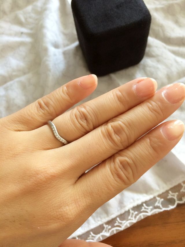 V字で指が細く見える効果ありです