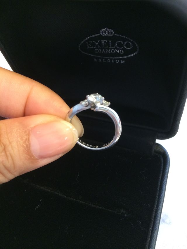 横からの写真。少しクロスしていて、ダイヤは立て爪タイプ