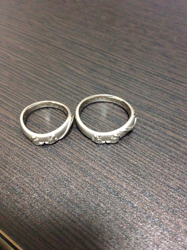 2つの指輪を並べて撮ったもの。