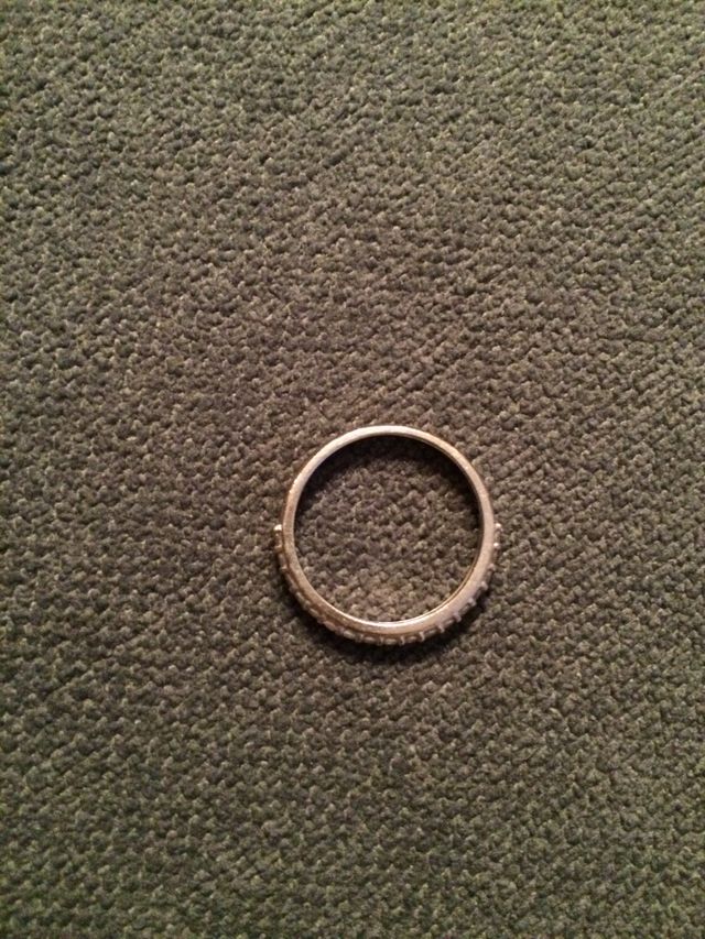 リングの半周に石が埋め込まれています。