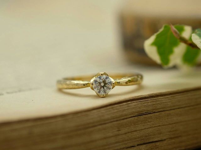 爪は4本でリング全体に槌目を。