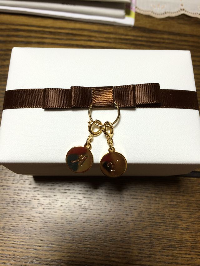 指輪のケースにイニシャルのキーホルダーを付けてくださいました