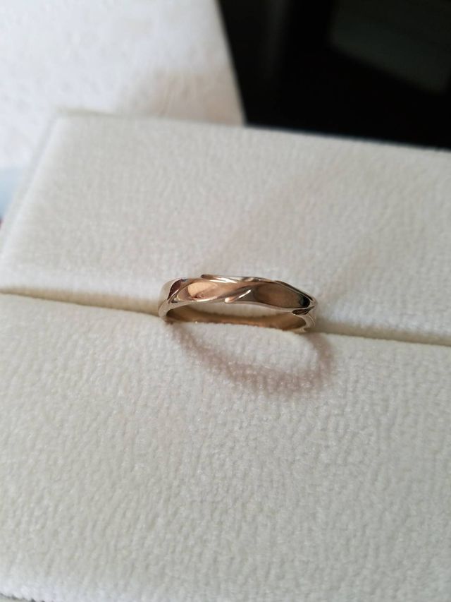 ゴールドですが嫌みのない色になってます。葉を意識したデザイン