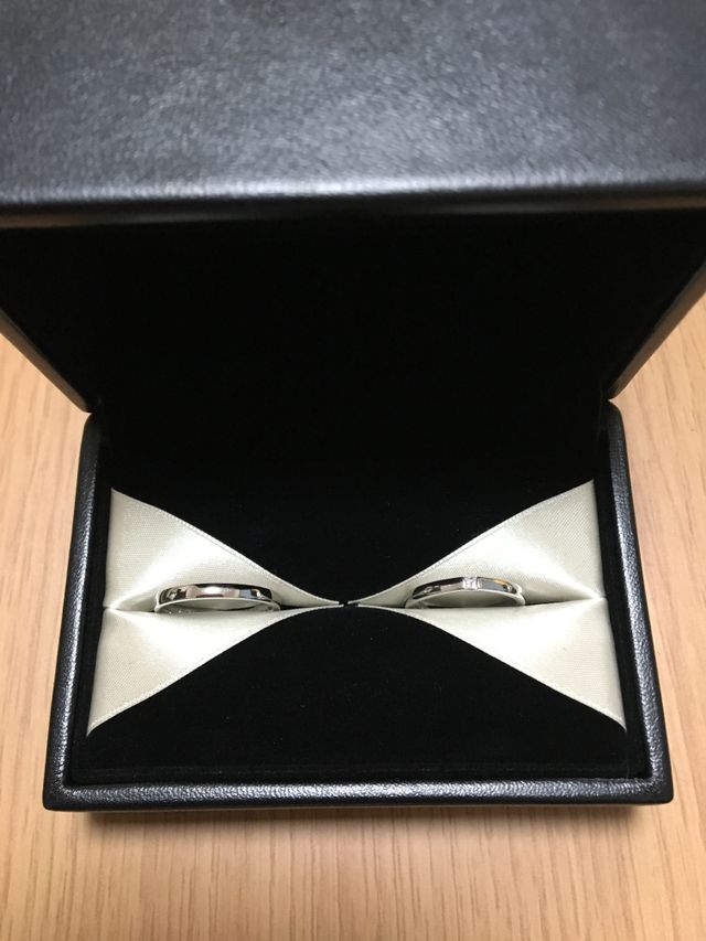 黒に白いリボンの高級感のあるケースです