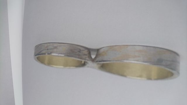 ひとつの指輪を割って、２つにしたものです。