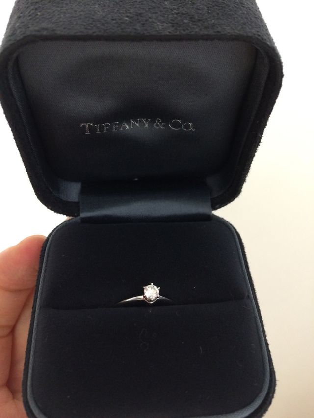 オーソドックスな形の婚約指輪です。