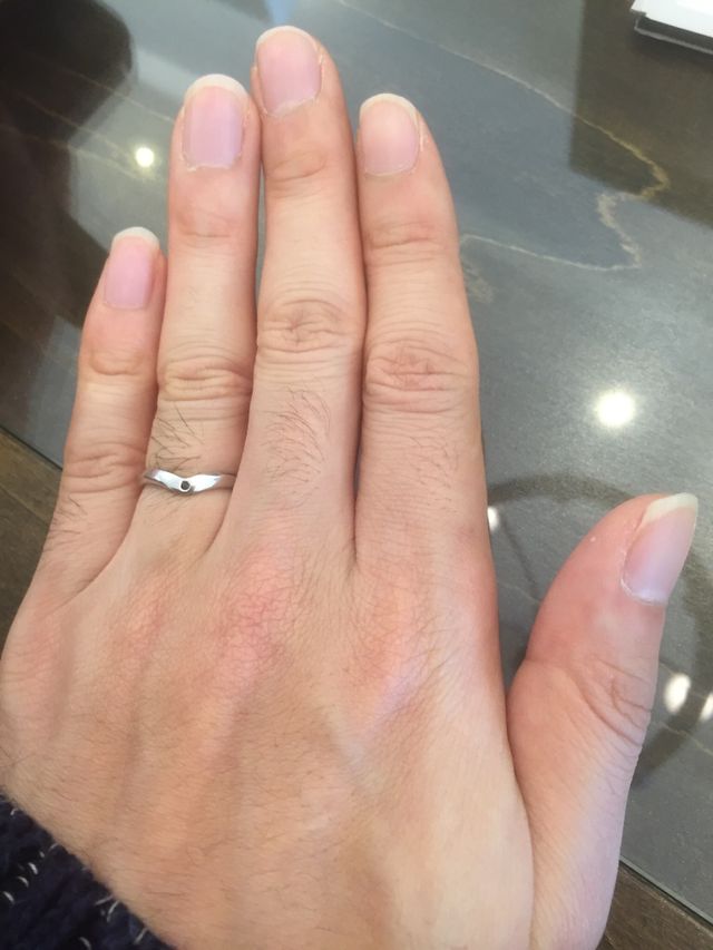 真ん中にダイヤあり、 ツヤ感あり  