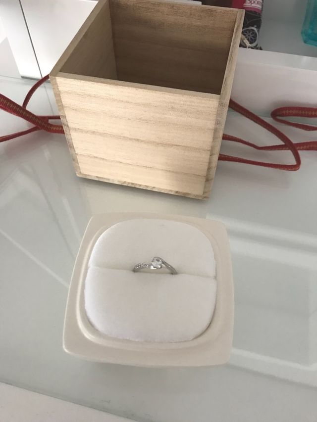 木箱の中に陶器、その中に指輪です。