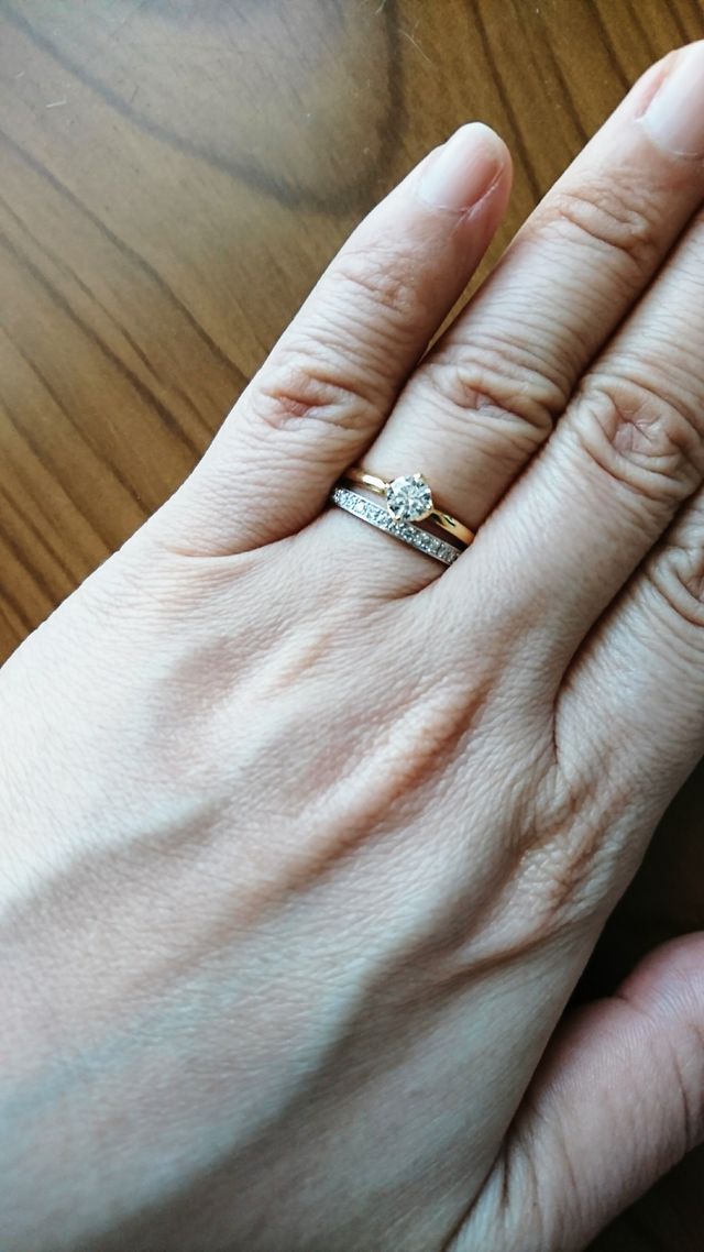 結婚指輪の花麗との重ね付けです。