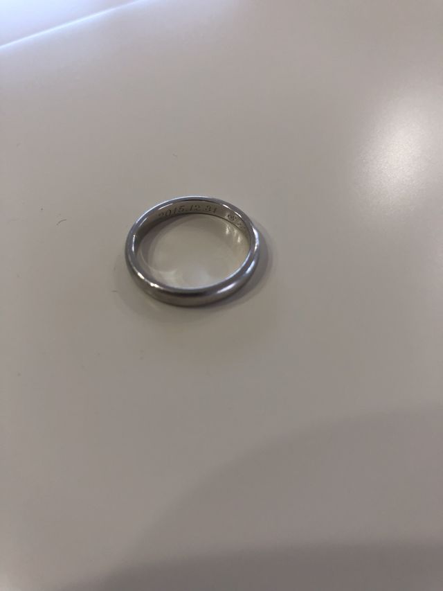 リングの内側にイニシャルと日付を手彫りしてもらっています。