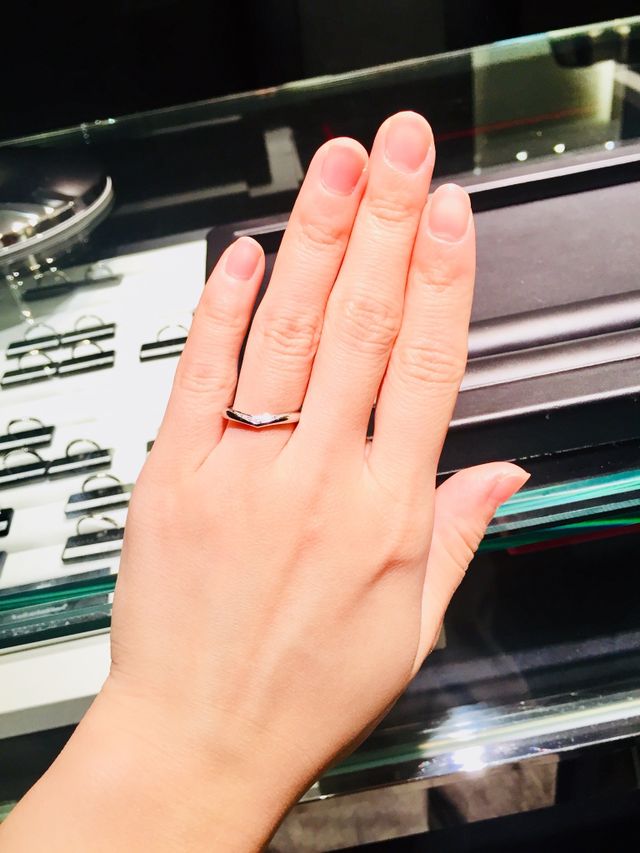 ゆるやかなvラインでダイヤが5石付いていました*