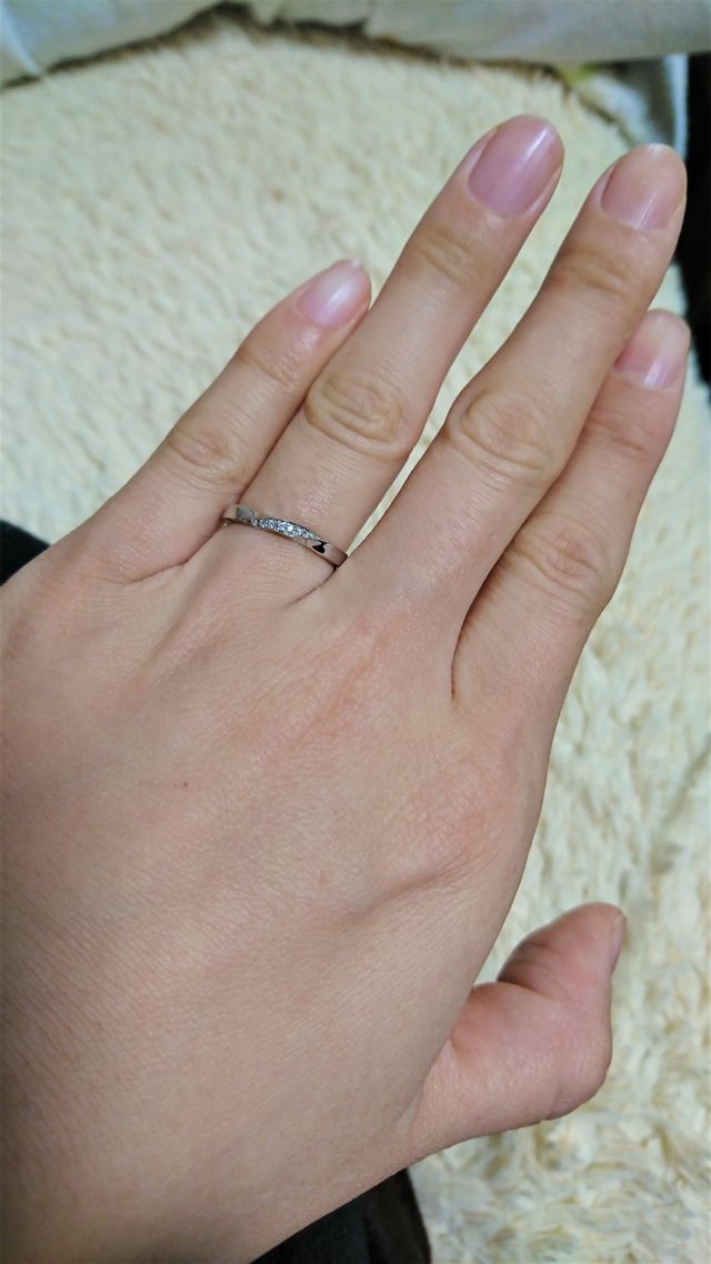 ねじりのライン上にダイヤがあしらわれています