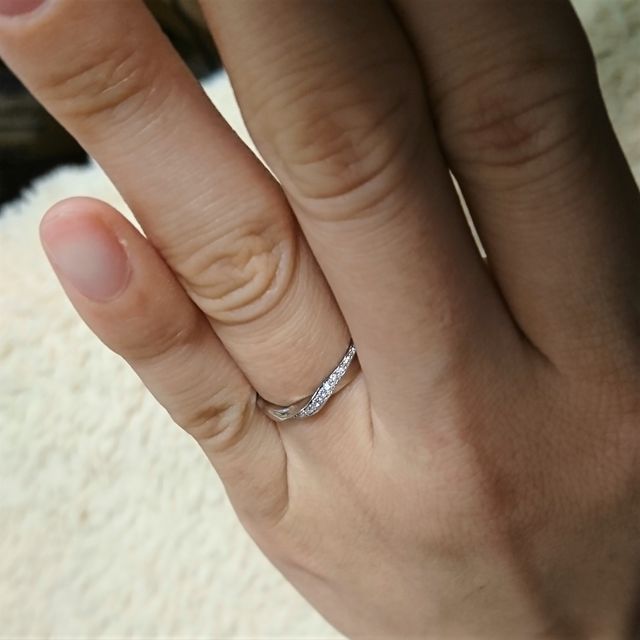 ねじりが立体的になっていてライン上のダイヤが上からも見えます