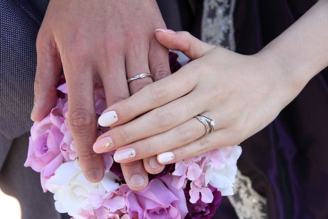 ねじれデザインで、小さいダイヤが埋め込まれています。