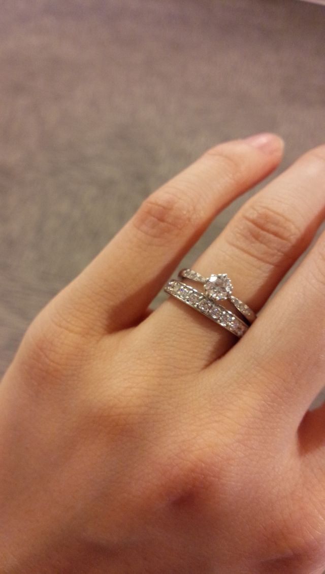 ハーフエタニティ。婚約指輪は他のブランドのもの。