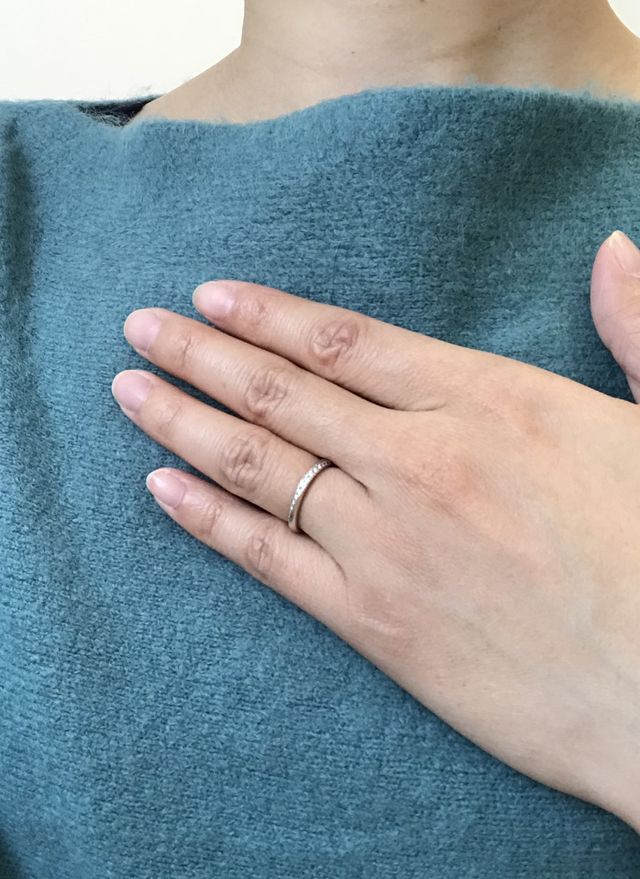 晴れた日の昼、部屋で撮影。