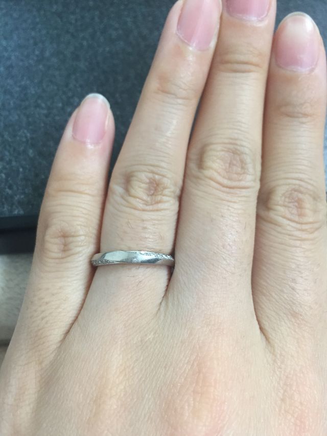 上下にダイヤが入っています。