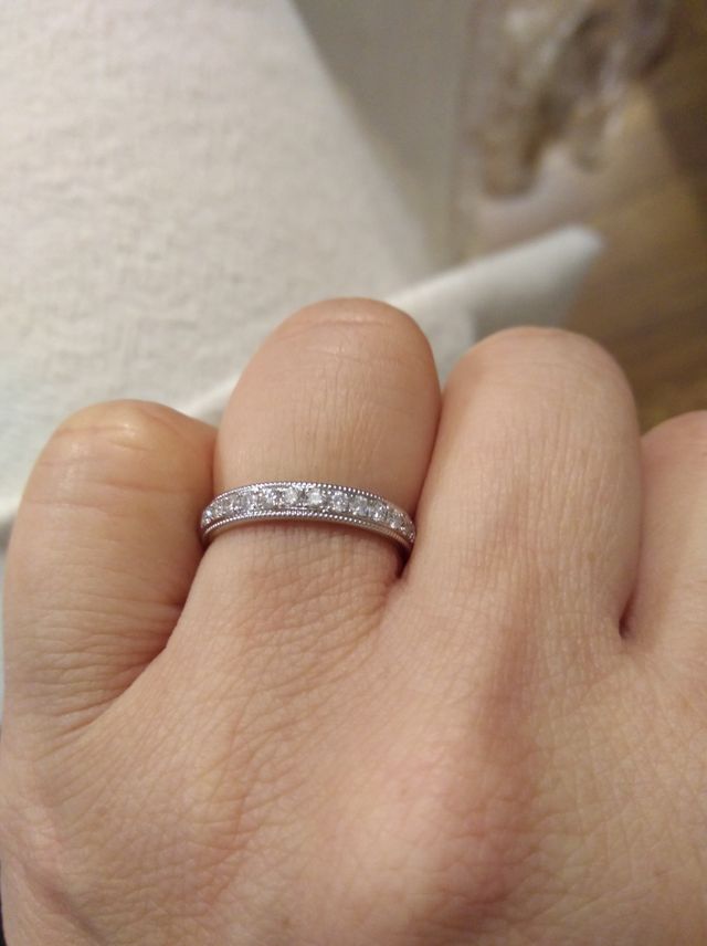 ミル打ちのエタニティリングです。ダイヤは上半分に入っています