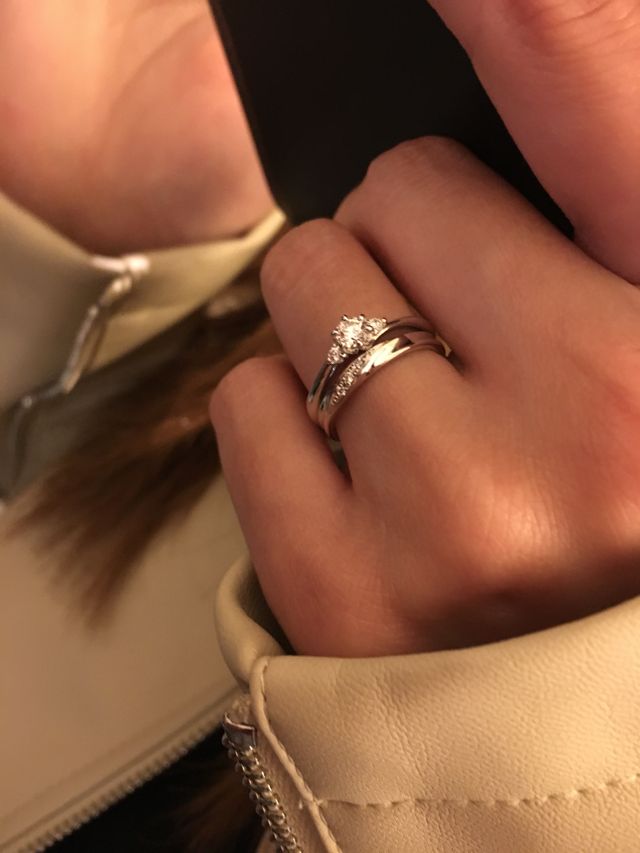 婚約指輪のアップ