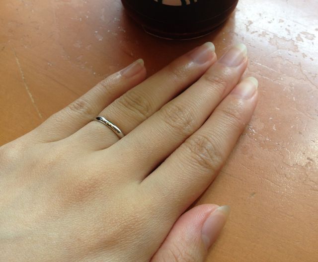 とてもシンプルで指に馴染みます。