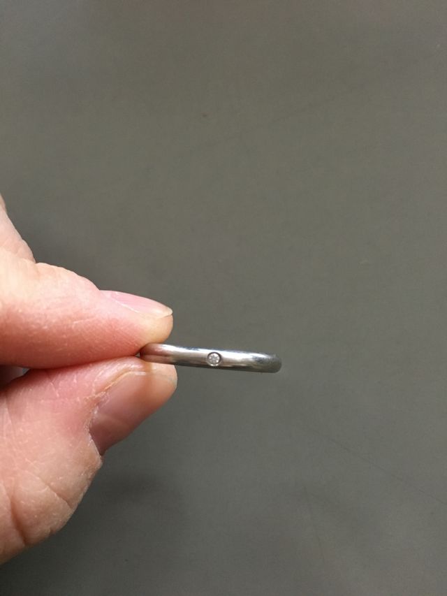 とてもシンプルなシルバーの指輪にダイヤが1つ入ったデザイン