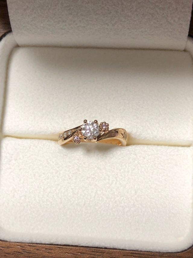 真ん中にダイヤモンド、サイドはピンクダイヤモンドの婚約指輪
