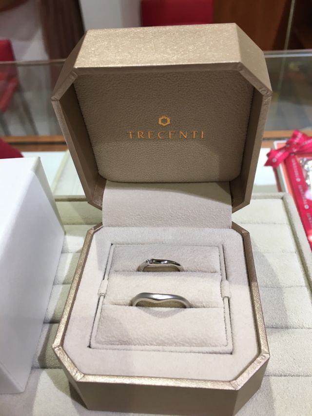 フローラのダイヤあり(女性)と、石なしツヤ消し(男性)