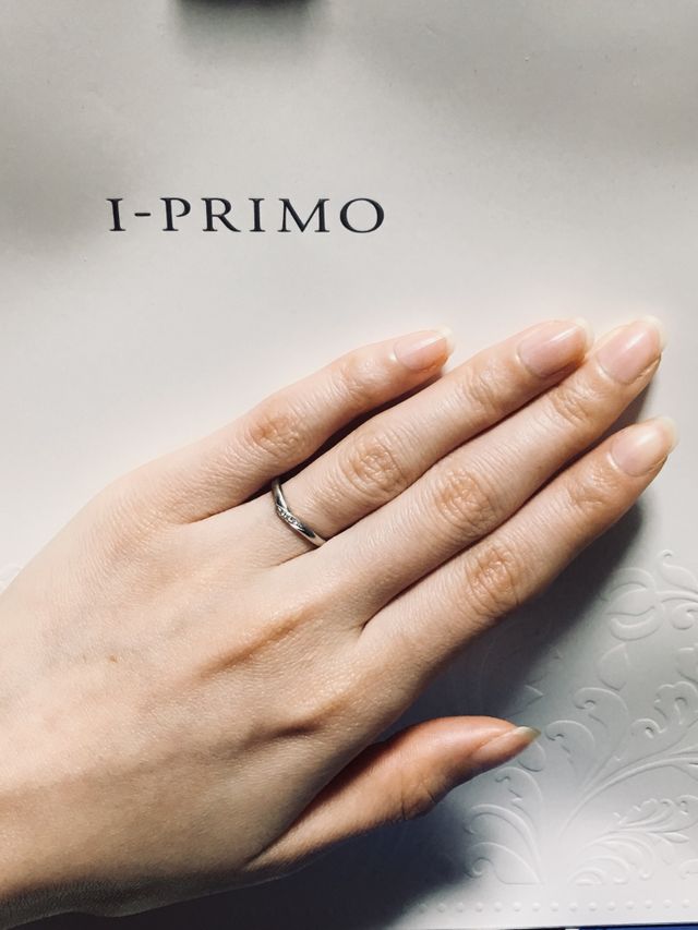 クロスした細めのリングにダイヤモンドが3つ