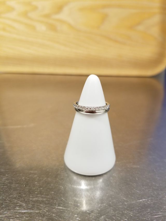 同じ位の太さのリングと重ねづけした場合