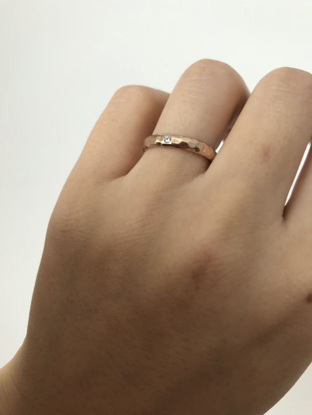 指にはめた写真2