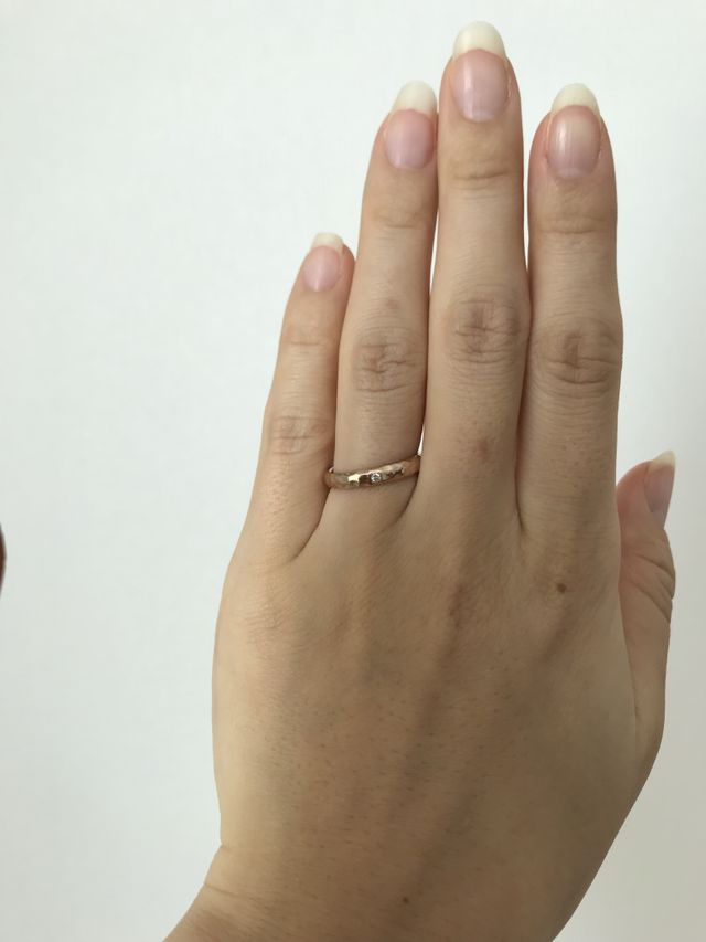 指にはめた写真1