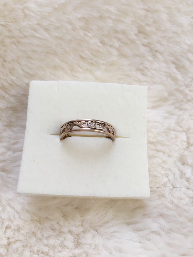 幅は広め、透かし柄、ハートの真ん中にダイヤ入り