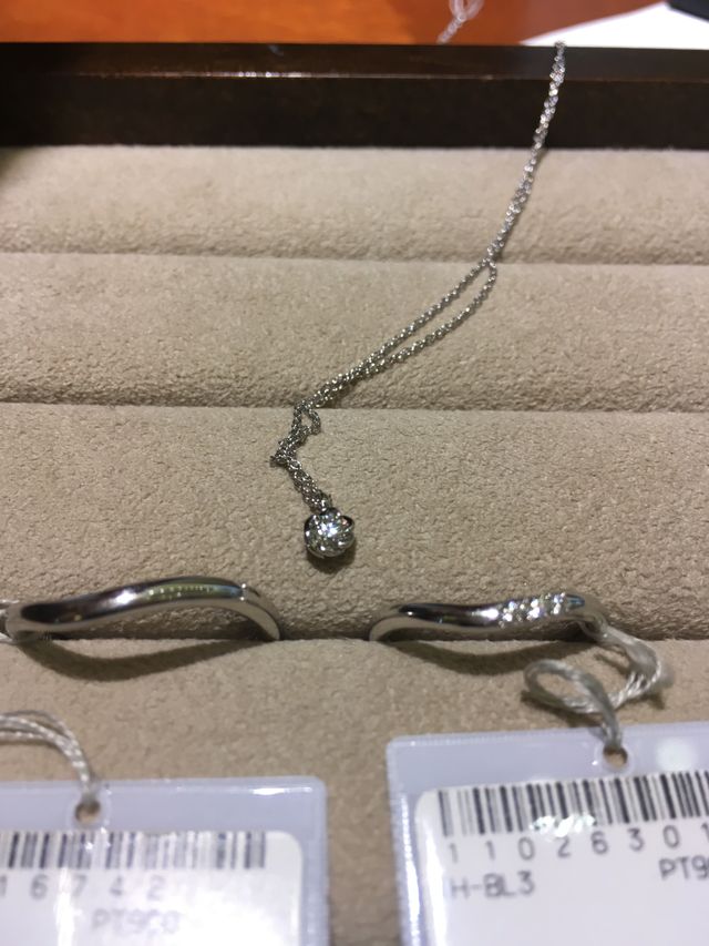 結婚指輪 ダイヤ付き 婚約指輪の代わりにネックレスも