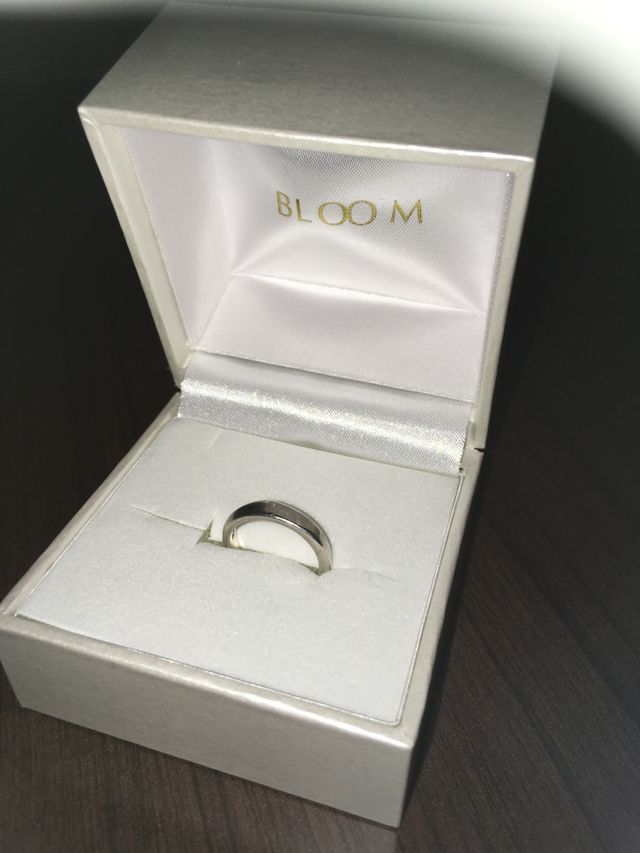 シンプル且つ遊び心があり、内側にダイヤが埋め込んであります