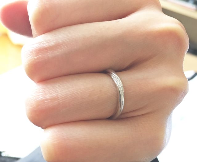 結婚指輪「朝葉」。つけっぱなしなのでだいぶ傷だらけです（笑）