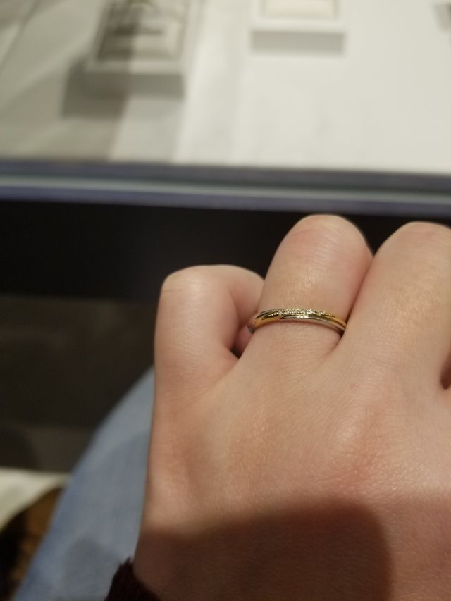 ゴールドのラインが入ったリング