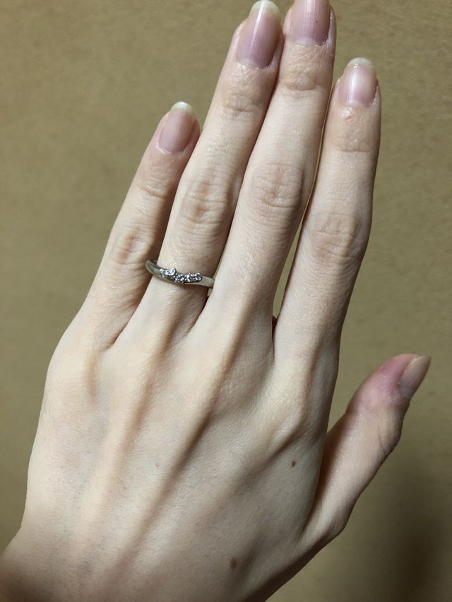 控えめなダイヤの粒です