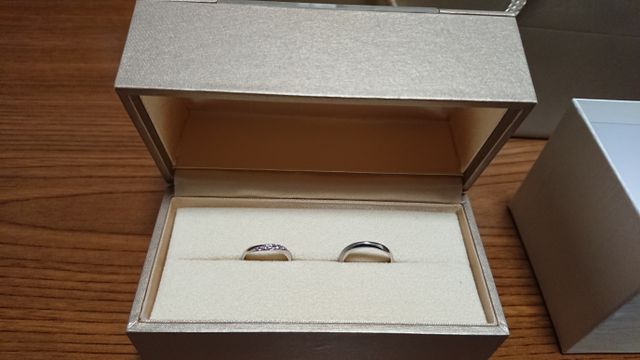 デザインはアフロディーテ。薄ピンクサファイア、マット加工付き