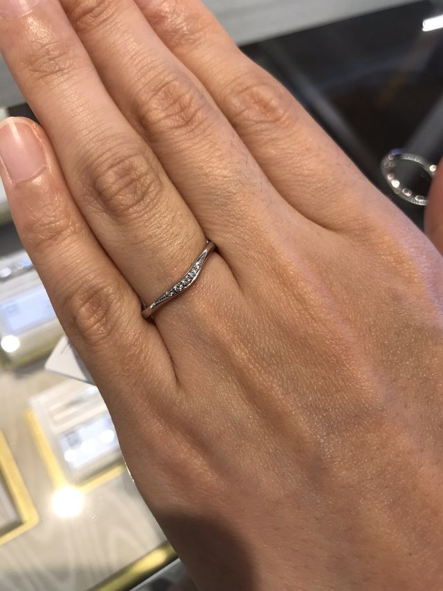シンプルなのにダイヤが入っていて素敵でした。