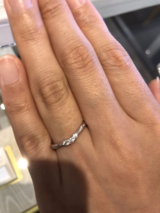 ダイヤが3つだけですが形が素敵で綺麗でした。