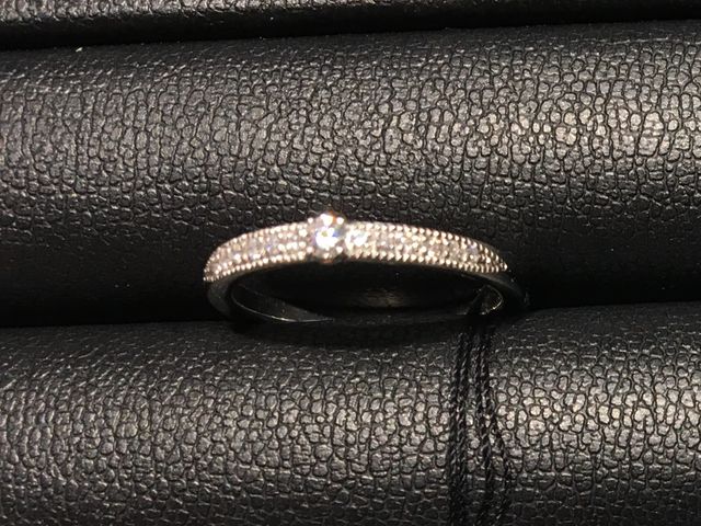 ダイヤがぎっちりつまっていて、真ん中には大きなダイヤ