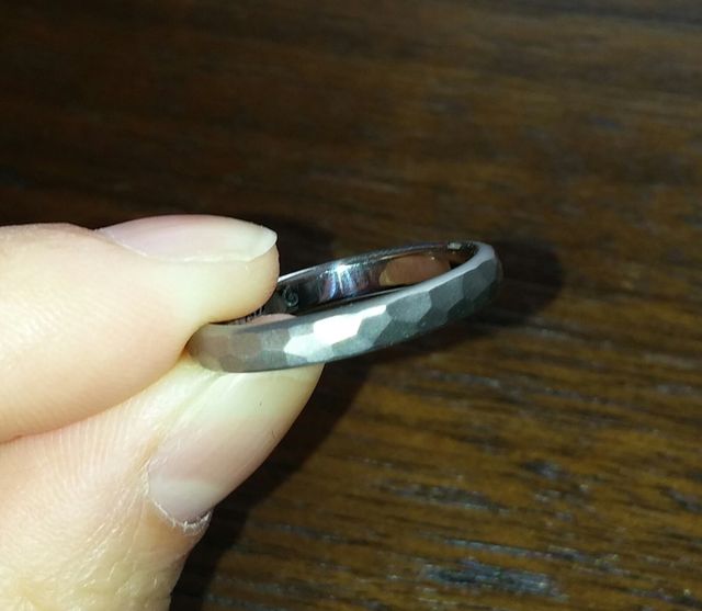 新郎はジルコニウムという金属です。