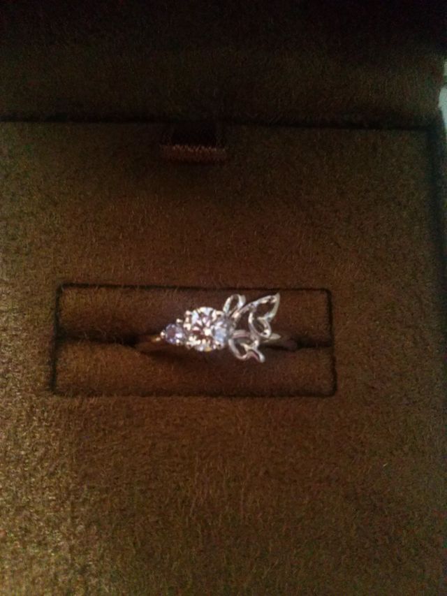 蝶がダイヤにとまっている素敵なデザイン。